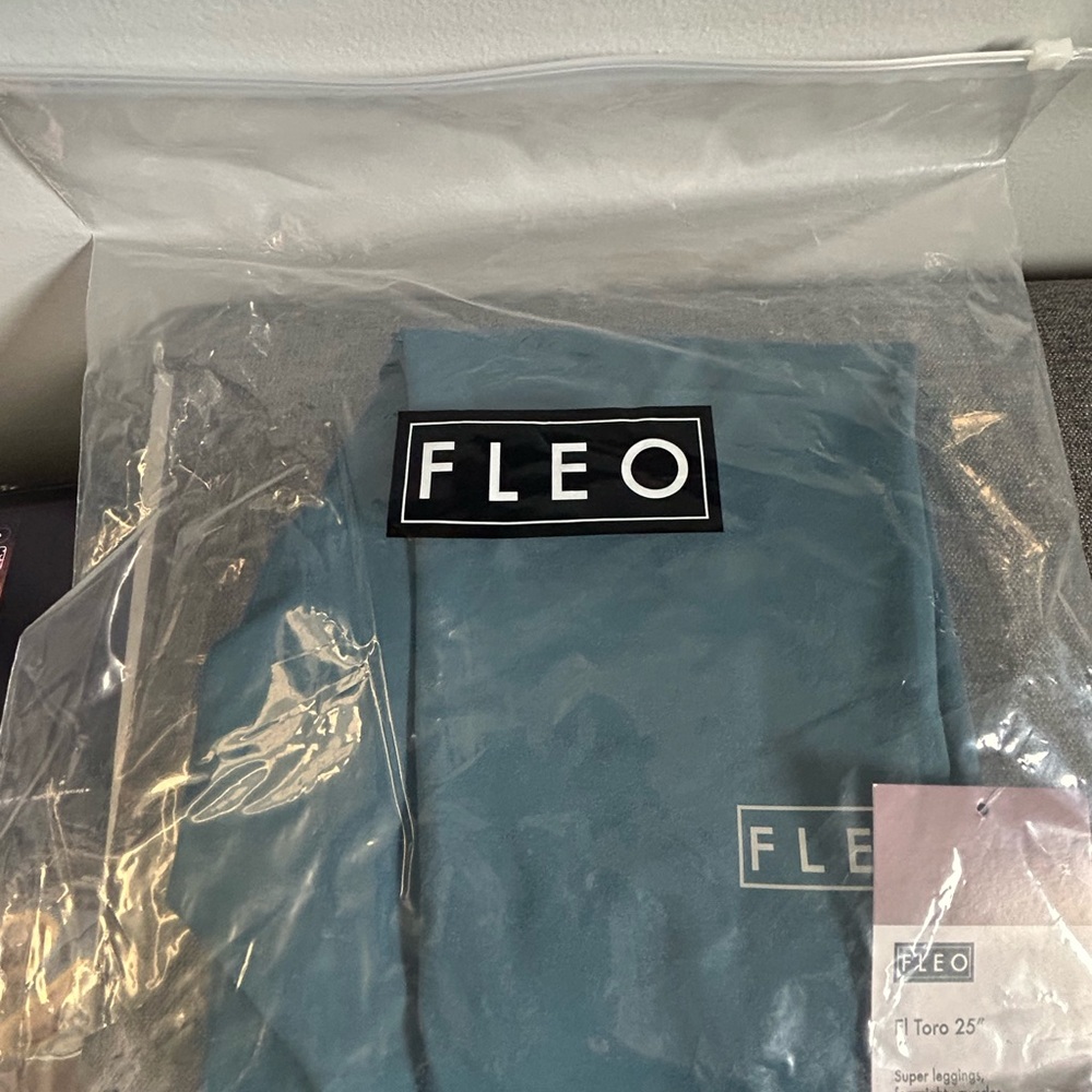 Fleo El Toro 25’ Teal Leggings NWT - Picture 6 of 6